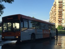 Автобус от градския транспорт пропадна в огромната дупка в "Кючук Париж"