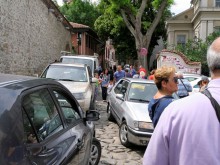 Автомобили задръстиха Стария град в неделния ден, граждани звънят на полицията