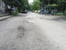 Пловдивчанин: Разбиваме си колите ежедневно по ул. "Балкан"