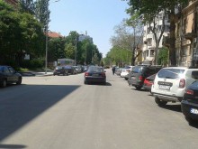 Слагат последния слой асфалт по обновения бул. "Васил Априлов"