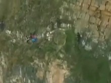 Да ходиш на училище по ръба на 800-метрова скала