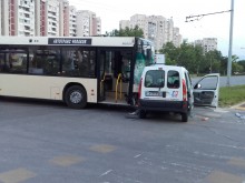 Извънредно: Тежка катастрофа между автобус и кола на кръгово в Пловдив, един е в болница