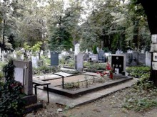 Мъж втрещи медици! Звънна им с думите: Обаждам се от гроба, вътре съм!