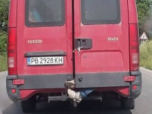 Крака на дете провиснаха от бус в движение край Пловдив