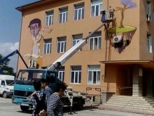 Пловдивски графити артисти рисуват фасадата на училище