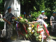На колене пред Христо Ботев в Цар Симеоновата градина