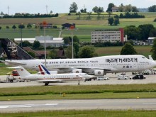 Самолетите на Iron Maiden, Ангела Меркел и Франсоа Оланд взривиха нета