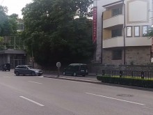 Безумец изуми с опасен обратен завой на метри от Тунела