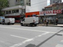 Дистрибутори паркираха на спирка в пиков час, за да заредят магазин