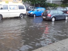 Улица в Суперцентъра на Пловдив се наводни