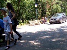 Не пожалиха и "Лаута": Кола мина на метри от майки с колички по централната пешеходна алея!