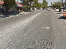 Започва работата по бул. "Шести септември" в участъка, потрошил не една кола!