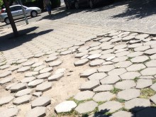 Разкъртена улица в сърцето на Пловдив, има светлина в тунела 