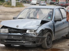 Два автомобила се удариха на Голямоконарско шосе