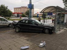 БМВ се заби в автобусна спирка на "Цариградско шосе", инцидентът по чудо се размина без жертви