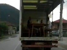 Веселяци си спретнаха купон в камион