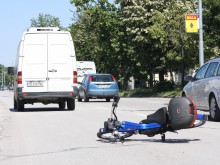 Мотопедист се блъсна в бус на бул. "Освобождение"