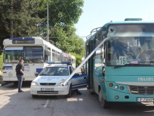Тролейбусна щека прониза предното стъкло на автобус и рани кондуктор