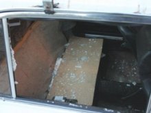 Неизвестен стрелец разби стъклата на три автомобила