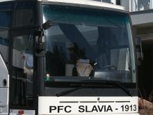 Спукаха стъклото на автобуса на Славия преди мача с Ботев