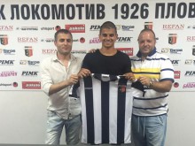 Райков подписа и се снима с двама директори на Локо