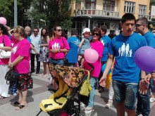 Бургас отговори на гейпарада с протест в розово и синьо 