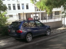 Да паркираш така под носа на полицията