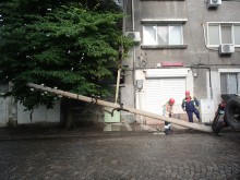 В "Южен" продължава акцията по премахване на стари бетонни стълбове