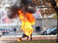 Затворник се самозапали на спортна площадка в Дупница