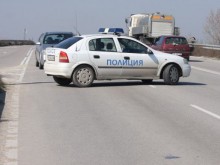 Беглец от катастрофа хвърля камъни по полицаи, те го простреляха