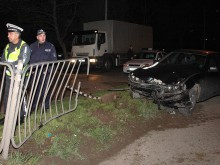 Автомобил се блъсна в оградата на къща