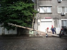 В "Южен" продължава акцията по премахване на стари бетонни стълбове