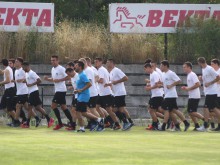 Локо сменя терена, за да пази тревата
