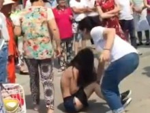 Излъгана съпруга съблече и преби публично любовницата на мъжа си