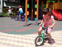 Детските добавки на работещите родители няма да бъдат спрени