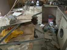 Таван се срути в кухнята на семейство с малко дете