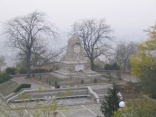 Ученици и пенсионери чистят тепетата