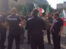 Мъже с военни дрехи биха в Бургас протестиращи срещу "Вълците на Путин"