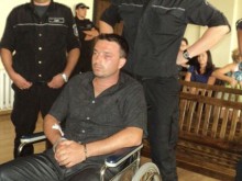 Полицай уби приятел след неприлични танци на жена си