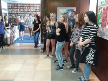 Деветокласници от НХГ "Цанко Лавренов" украсиха читалище "Алеко Константинов"