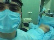 Студент пусна селфи с гола пациентка в хирургията