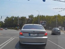 Шофьор с показно: Светофар? Знак? Правила? Не! Ще правя каквото искам!