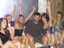 Балет в килията на Малък Тошко. Ето я новата година на внука на Тато в затвора