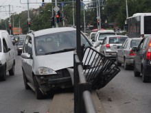 Кола помля разделителната ограда до автогара "Юг" при неизяснени обстоятелства!