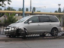 Шофьорът, изкъртил оградата до автогара "Юг", е избягал позорно! Причината - алкохол, наркотици или липса на книжка?