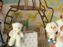 Младоженци зарадваха сирачета с играчки