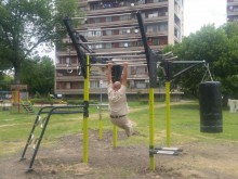 Маймунска стълба, боксова круша и други екстри във фитнес на открито в "Кършияка"