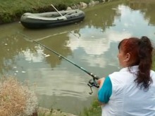 Съпрузи се отдадоха на разходки с лодка и риболов в двора си