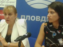 Баща на три деца запали дома им, пуши цигара пред горящата къща
