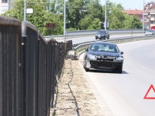 Кола мина през разделителна ограда и се озова в насрещното след инцидент като по филмите!